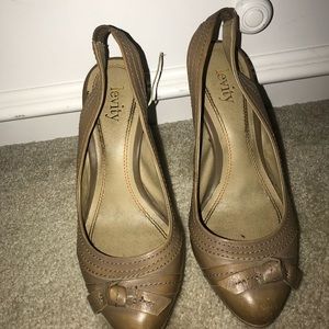 Nude pumps